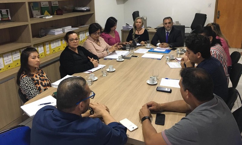 Representantes da Seduc, Seas, Acnur e Semasc discutem a criação de novo abrigo para venezuelanos refugiados (Foto: Divulgação)