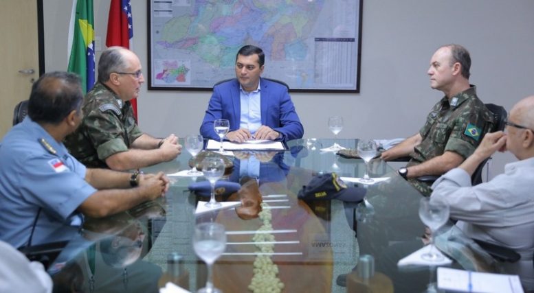Governador Wilson Lima com o general Cesar Augusto Nard: parceria militar para obras de infraestrutura (Foto: Diego Peres/Secom)