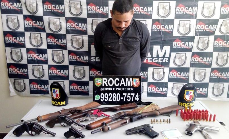 preso com 11 armas de foto em Manaus