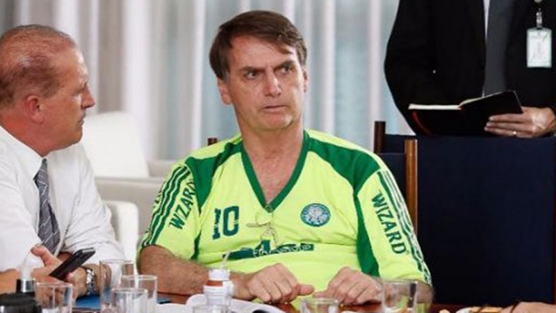 Presidente Jair Bolsonaro com camisa falsa do Palmeiras (Foto: Facebook/Reprodução)