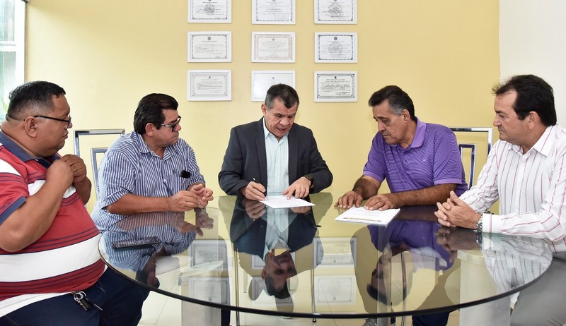 Bosco Saraiva (centro) assinou expulsão de vereador (Foto: Divulgação)