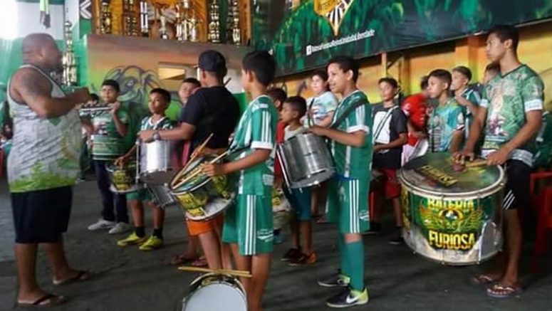 Bateria mirim da Escola de Samba Reino Unido participará do carnaval (Foto: SEC/Divulgação)