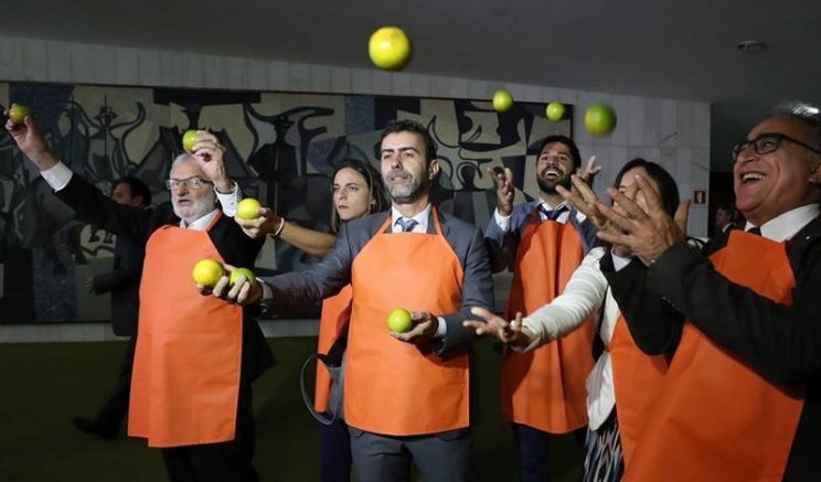 Deputados protestam com laranjas - Foto Lula Marques-Divulgação