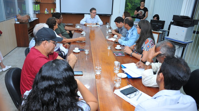 Secretário Luiz Castro (centro) ouviu reivindicações de professores (Foto: Cleudilon Passarinho/Seduc)