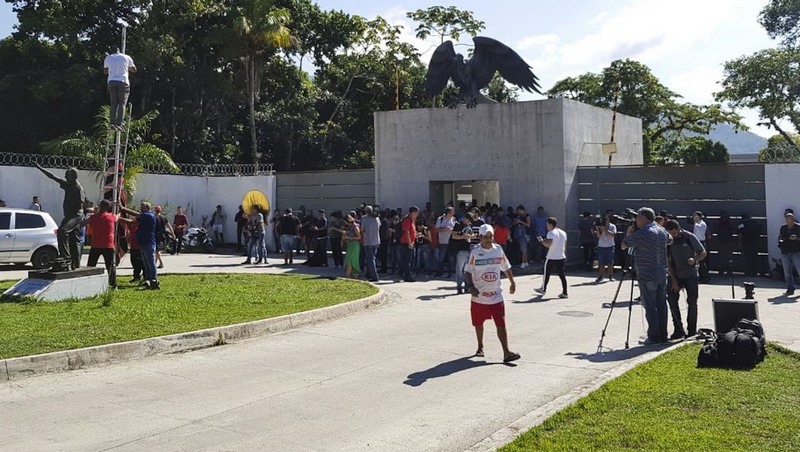 Torcedores se solidarizam com Flamengo no Ninho do Urubu (Foto: Tomaz Silva/ABr)
