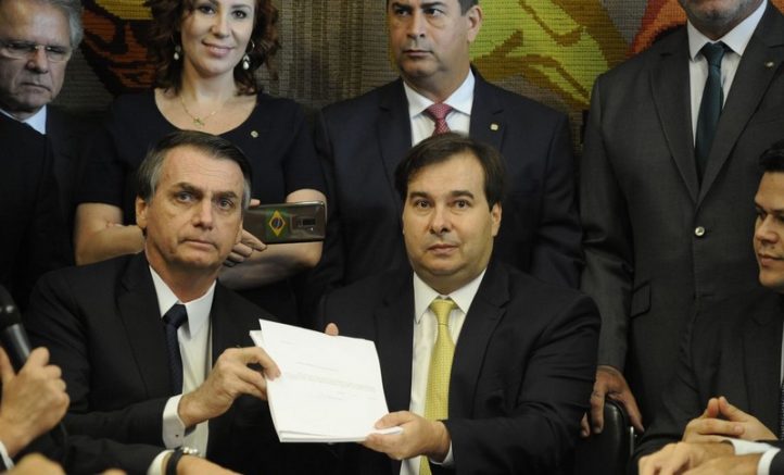 Presidente Jair Bolsonaro entregou projeto a Rodrigo Maia, presidente da Câmara (Foto: Luís Macedo/Agência Câmara)