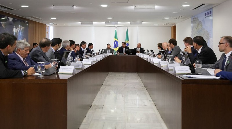 Presidente Jair Bolsonaro assinou projeto de lei anticrime em reunião no Planalto (Foto: Marcos Corrêa/PR)