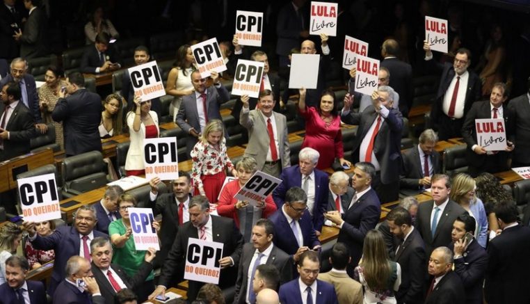 José Ricardo (centro, de paletó cinza) reforçou manifestação do PT por CPI do Queiroz na Câmara (Foto: Lula Marques/Divulgação)