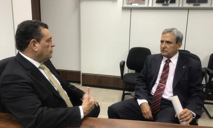 Louismar Bonates (a esquerda) pediu ajuda ao Ministério da Ciência e Tecnologia (Foto: SSP-AM/Divulgação)