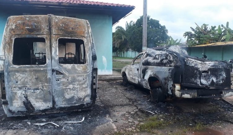 Carro funerário e ambulância foram incendiados de madrugada (Foto: PMAM/Divulgação) 