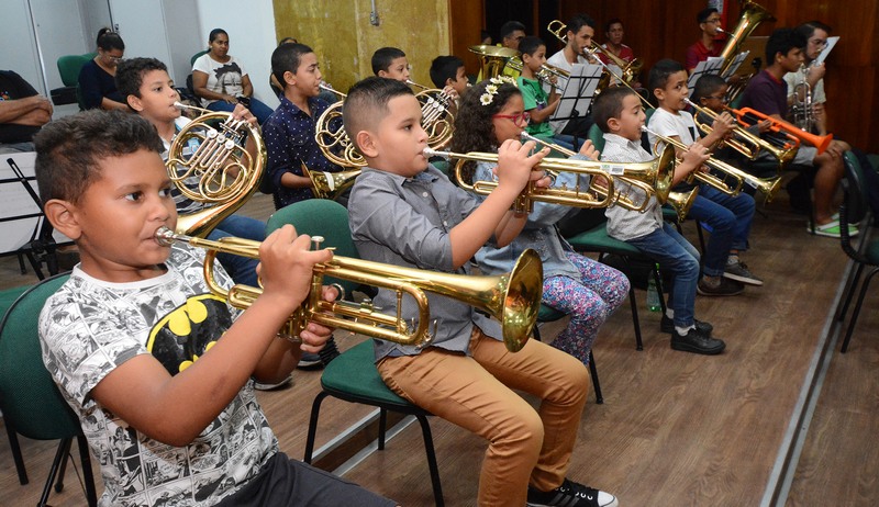 Crianças em curso para orquestra infantil: vagas abertas (Foto: Joelma Sanmelo/Ascom UEA)