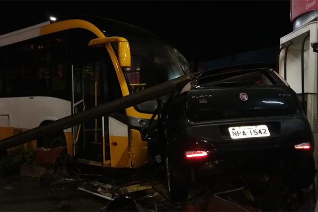 Ônibus bateu em Fiat Punto ferindo casal que estava no carro (Foto: Bombeiros/Divulgação)