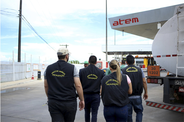 Procon autuou distribuidora por preço abusivo dos combustíveis (Foto: Nathalie Brasil/Semcom)