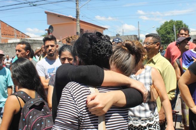 Familiares choram mortes de parentes (Foto: Johnny Morais/Futura Press/Folhapress)
