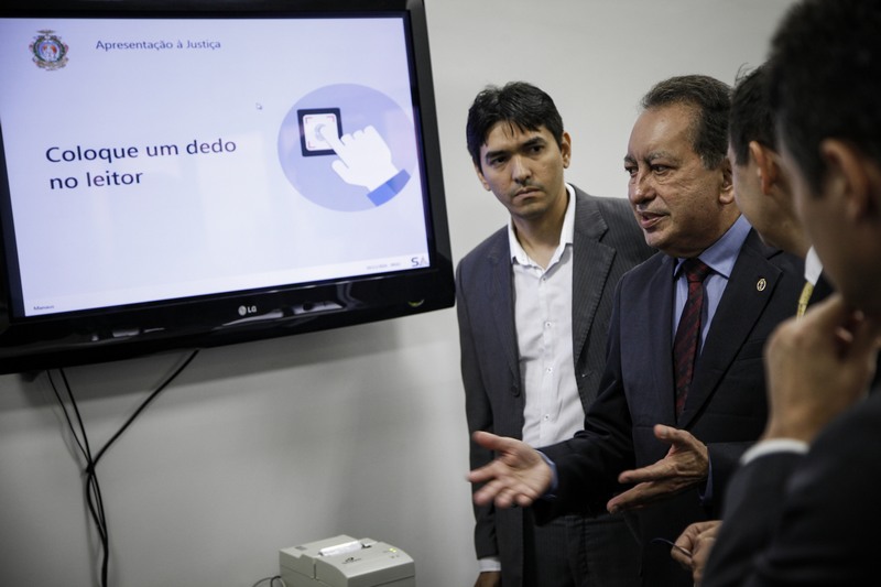Yedo Simões, presidente do TJAM, testa sistema de biometria (Foto: Raphael Alves/TJAM)