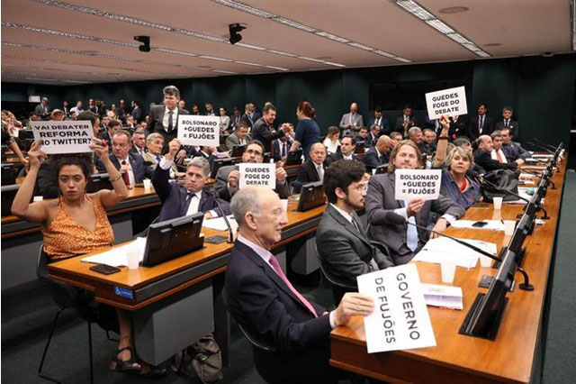 Oposição protestou na CCJ (Foto: Lula Marques/Divulgação)