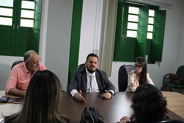 Defensor Arlindo Gonçalves (centro) apresentou recursos à Justiça (Foto: DPE/Divulgação)