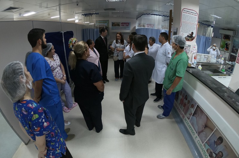 Defensores inspecionaram hospital e identificaram fraudes em plantão (Foto: DPE-AM/Divulgação)