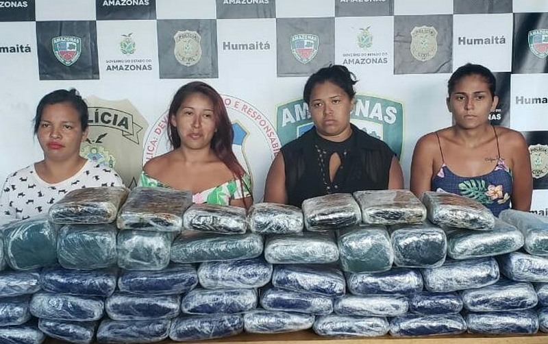 Mulheres foram presas com 54 quilos de maconha (Foto: PM-AM/Divulgação)