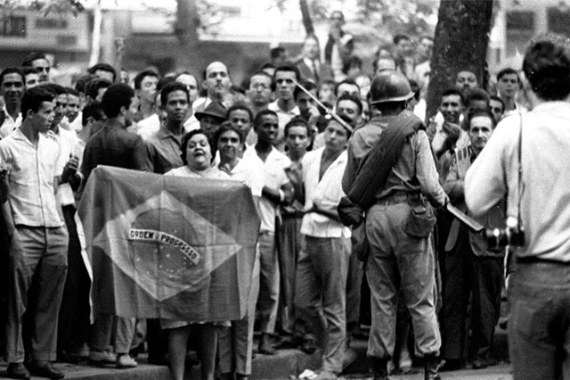 Protesto na Cinelândia, no Rio, em abril de 1964 (Foto: CPD-JB/Reprodução)