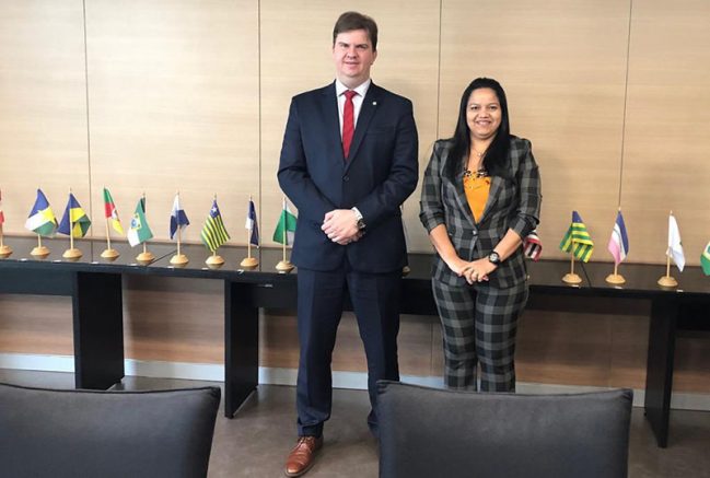 O ministro Gustavo Canuto e a superintendente da Suhab, Keilla Cristina Cunha
