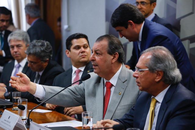 Senador Omar Aziz e o ministro Paulo Guedes em audiência na CAE