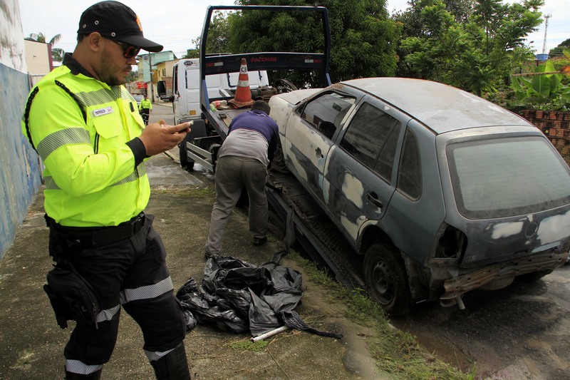 Carros abandonados foram retirados das ruas de Manaus (Foto Altemar Alcânatara/Semcom)