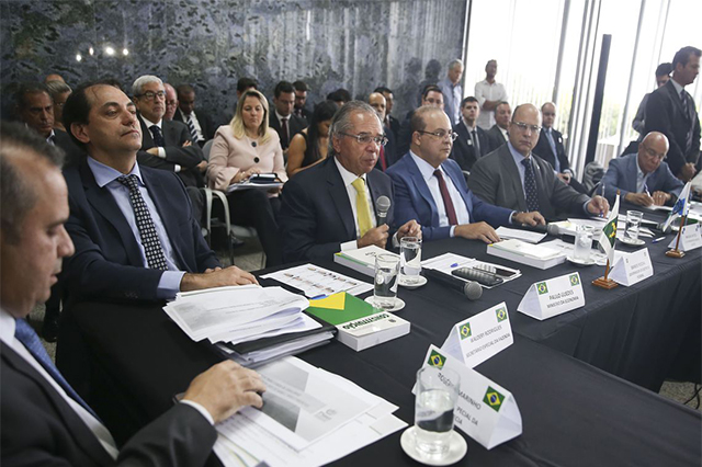 Paulo Guedes com os governadores: reclamação geral (Foto: José Cruz/ABr)
