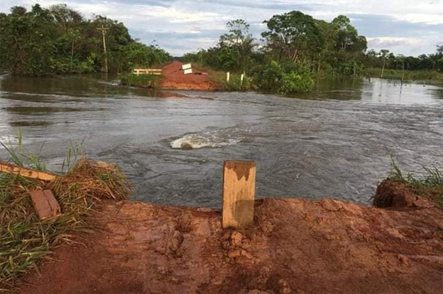 Ponte caiu e isolou acesso a município de Humaitá (Foto: Divulgação)