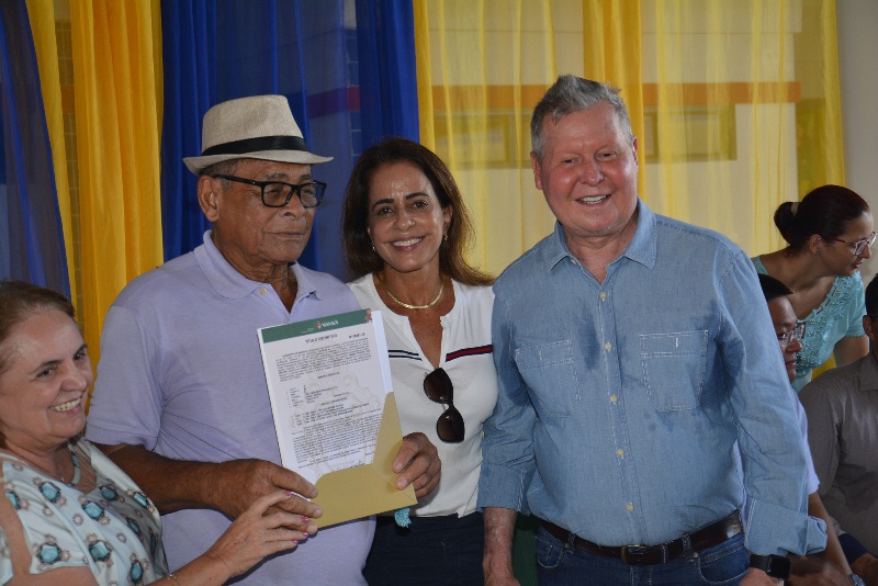Entrega de titulo de terras pela prefeitura de Manaus