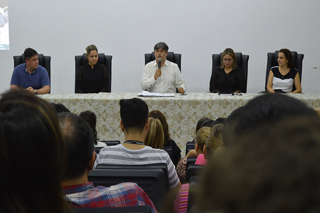 Rodrigo Tobias (centro) pediu pacto aos servidores (Foto: Susam/Divulgação)