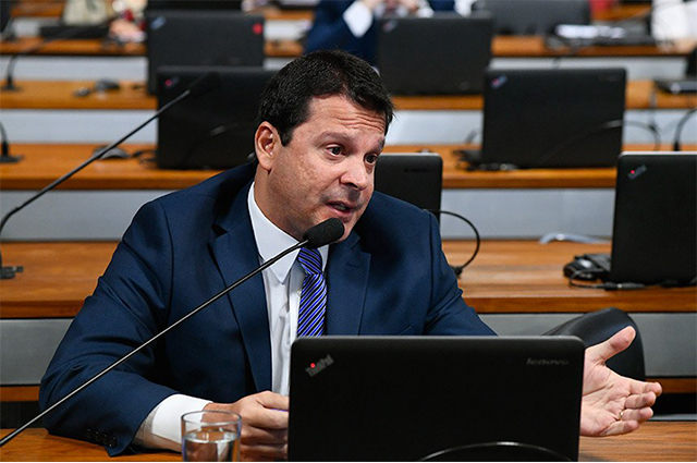 Senador Reguffe quer impedir legislador de assumir cargo no Executivo (Foto: Marcos Oliveira/ Agência Senado)