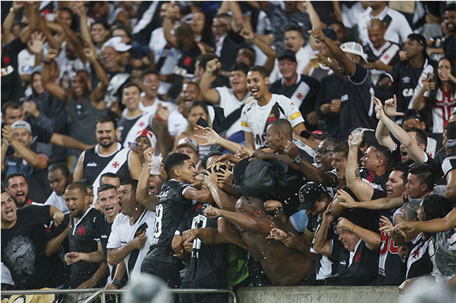 Tiago Reis comemorou com a torcida o gol do Vasco (Foto: Rafael Ribeiro/Vasco)