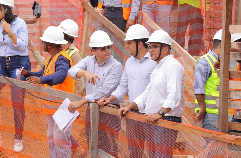 Governador Wilson Lima (centro) anunciou pacote de obras (Foto: Diego Peres/Secom)