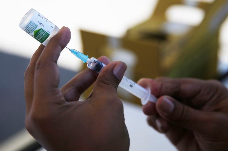 Brasília - O Ministério da Saúde promove o Dia D de Vacinação contra a gripe em postos de todo o País. A expectativa é imunizar, até o próximo dia 26, cerca de 90% das 54,2 milhões de pessoas que estão no público-alvo da campanha