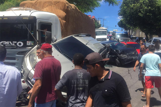 Caminhão bateu em carros em acidente na zona centro-sul de Manaus (Foto: Divulgação)