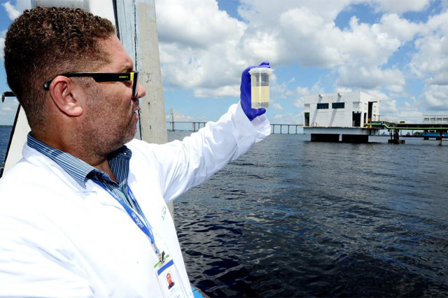 Técnico da Águas de Manaus recolhe amostras para exames (Foto: Cláudio Heitor/Secom)