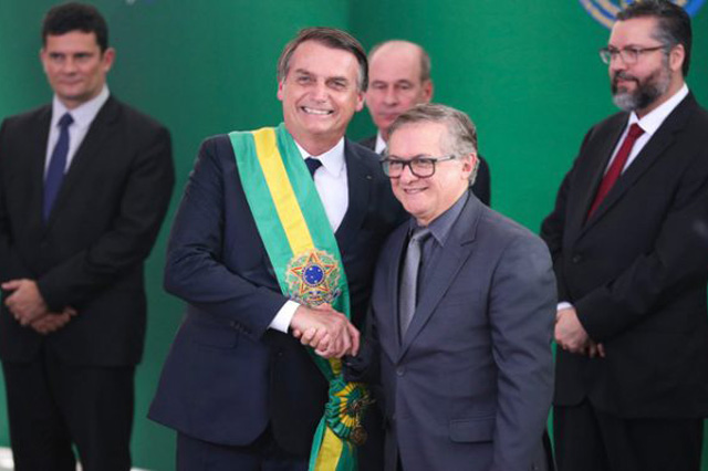 Bolsonaro com Vélez Rodríguez na posse do ministro: sinal de demissão (Foto: Presidência da República/Divulgação)