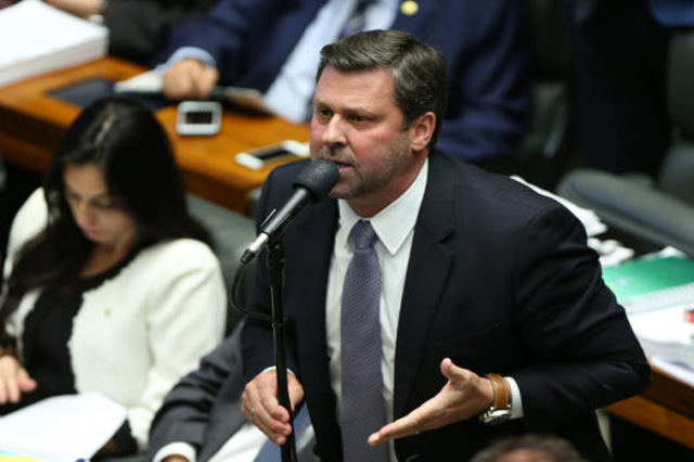 Carlos Sampaio, líder do PSDB, pede transparência do governo (Foto: Alexandre Loyola/PSDB e Arte Agora/Folhapress)