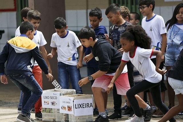 Crianças brincam em intervalo de aulas: lei em Manaus reserva quatro dias em maio para brincadeiras (Foto: Marcelo Camargo/ABr)
