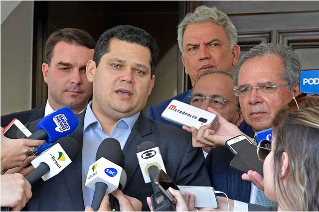 Senador Davi Alcolumbre e o ministro Paulo Guedes (Foto: Marcos Brandão/Agência Senado)