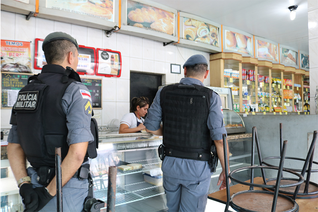 Policiais visitam comerciantes para explicar projeto no WhatsApp (Foto: SSP-AM/Divulgação)