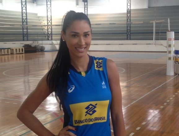 Jaqueline acompanhava da arquibancada a partida do Sesi-SP (Foto: CBV/Divulgação)