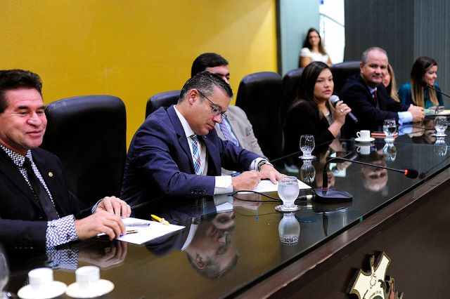Josué Neto assinou portaria criando comissão para revisar PCCR da ALE