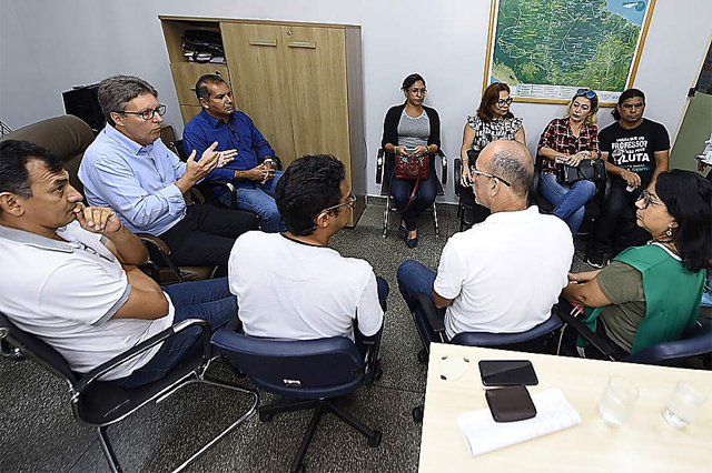 Secretário de Educação Luiz Castro com líderes sindicais: negociação (Foto: Roberto Carlos/Secom)