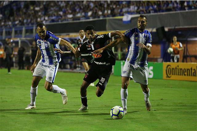 Marrone em lance de jogo marcado pelos zagueiros do Avaí (Foto: Carlos Gregório Jr/Vasco)