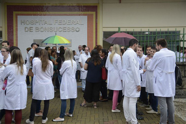 Médicos protestam contra agressões (Foto: Tânia Rêgo-ABr)