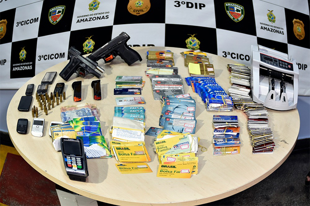 Policial tinha armas, cartões de crédito e bancário e dinheiro (Foto: Erlon Rodrigues/PC-AM)