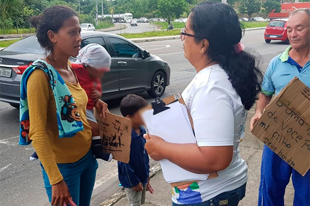 Assistentes sociais abordaram mães que foram levadas para abrigo (Foto: Semasc/Divulgação)