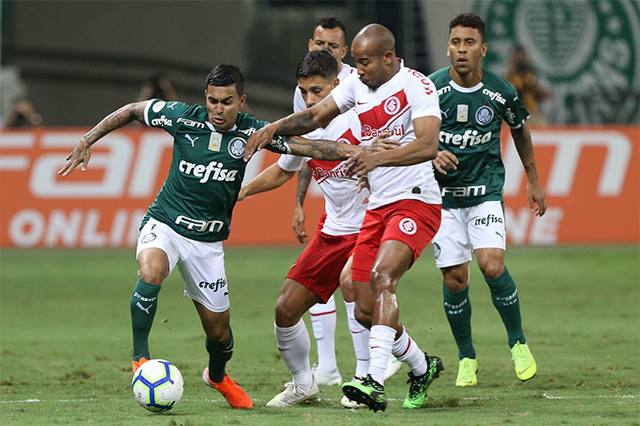 Dudu em lance de jogo com o Inter-RS (Foto: Cesar Greco/Ag. Palmeiras/Divulgação)